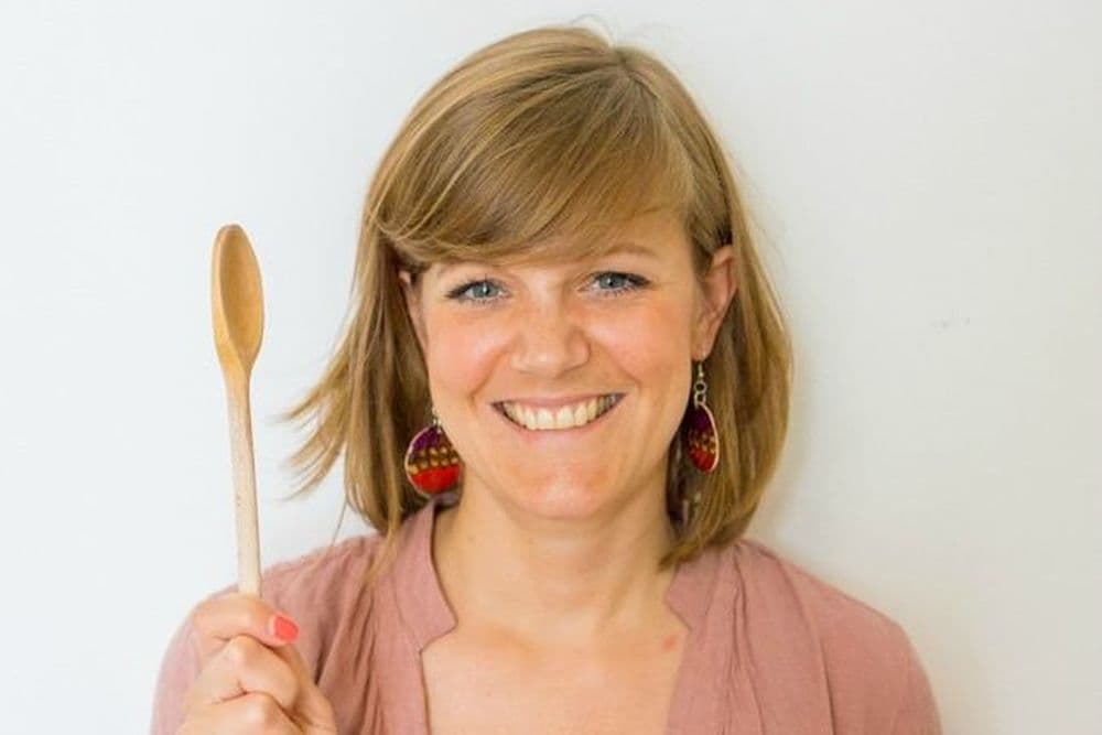 Latino Lunch Köchin Hester mit einem Kohlöffel in der Hand