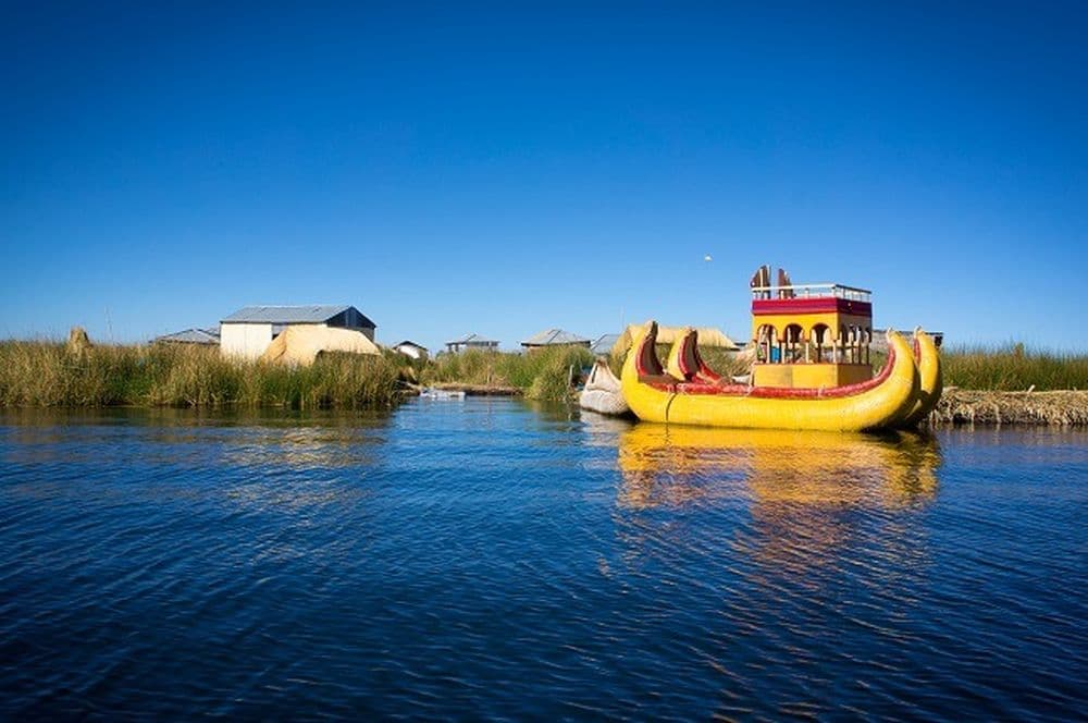 Top 10 Peru Highlights: Die schwimmenden Inseln des Titicaca Sees. Die Urus, die dort lebende ethnische Gruppe, stellen sie aus Totora-Schilf her.